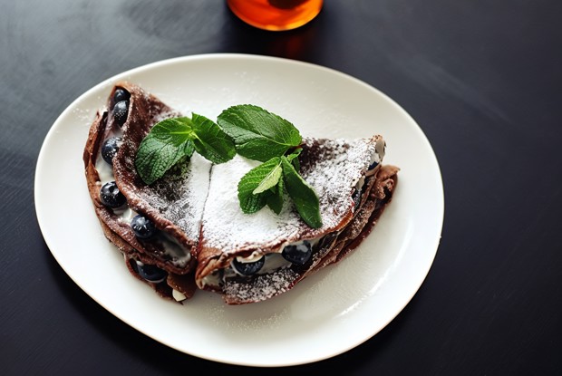 Блины из черемуховой муки с маскарпоне и голубикой