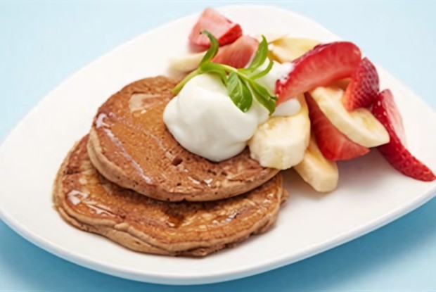 Блины из спельтовой муки со свежими фруктами и натуральным йогуртом