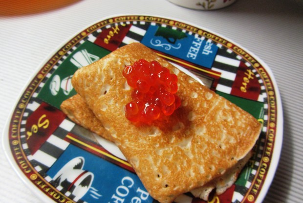 Блины на кефире с красной икрой