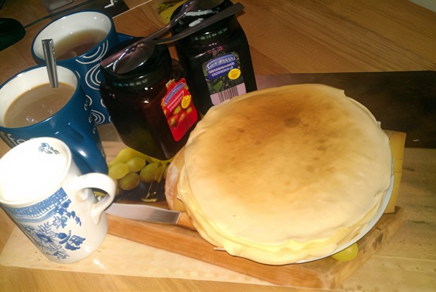 Блины с ликером и черной смородиной