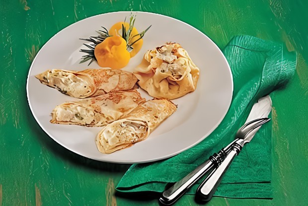 Блины с салатом из норвежской сельди