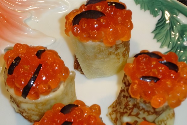 Блинные рулетики с творожным сыром и икрой