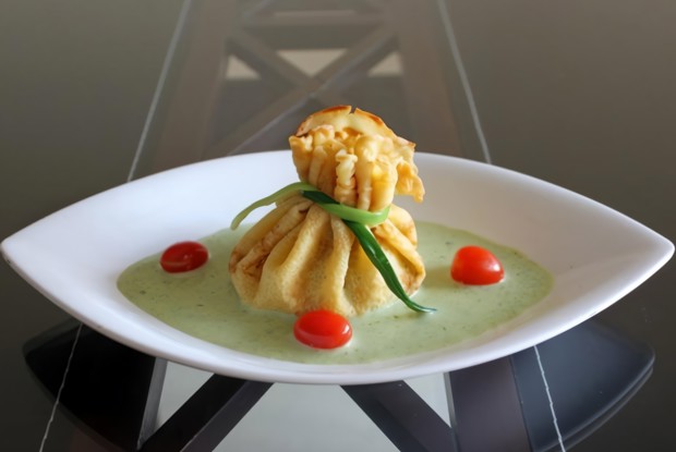 Блинные мешочки с соусом из спаржи