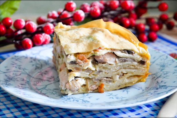 Блинный пирог с курицей, беконом и грибами