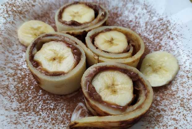Блинный ролл с бананом и шоколадной пастой