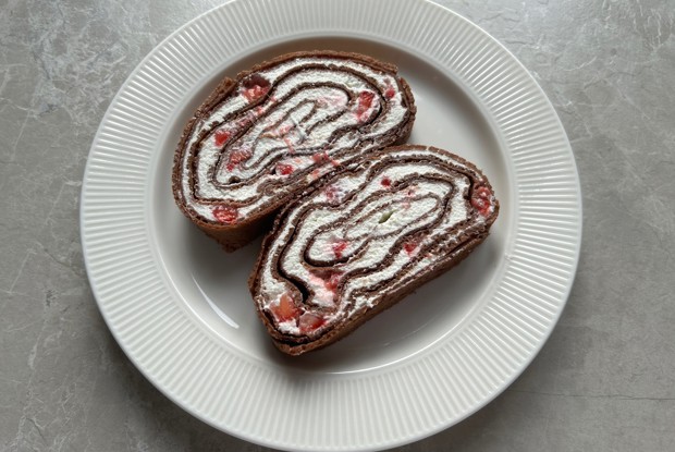 Блинный рулет с клубникой