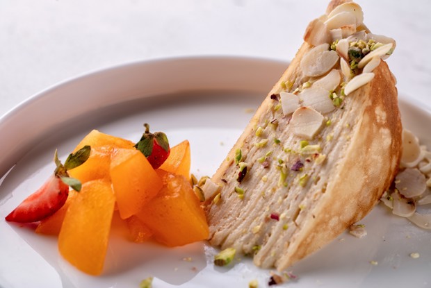 Блинный торт с хурмой и миндалем