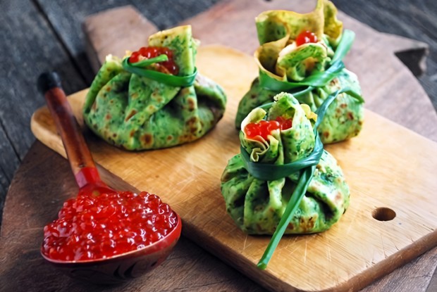 Блины из шпината со сливочным сыром и семгой