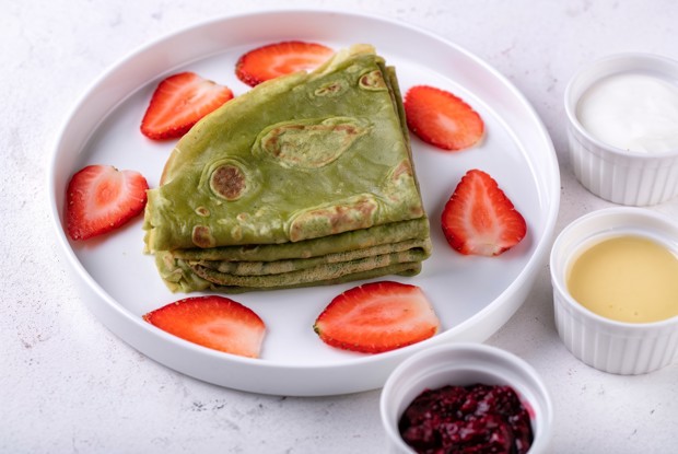 Блины на японском чае матча с клубникой