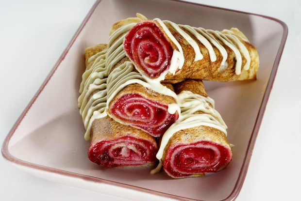 Блины с брусникой и белым шоколадом