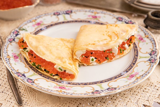 Блины с икрой и сливочным соусом