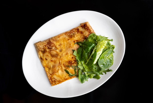 Блины с маасдамом и соусом бешамель