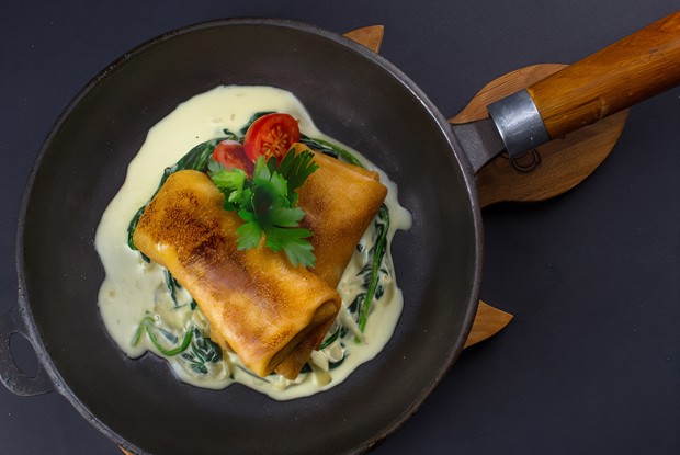 Блины с мясом и сливочно-шпинатным соусом