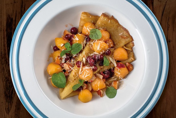 Блины с яблоком, клюквой и миндалем