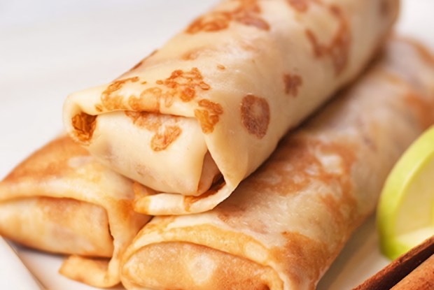 Блины с яблоком, корицей и сметанным кремом