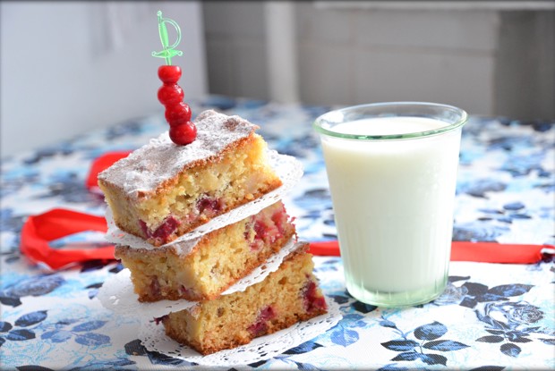 Блонди с яблоком и свежей клюквой