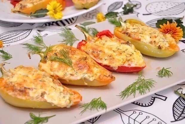 Болгарские перцы фаршированные куриным фаршем с овощами и зеленью