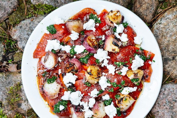 Болгарские перцы с нектаринами и козьим сыром