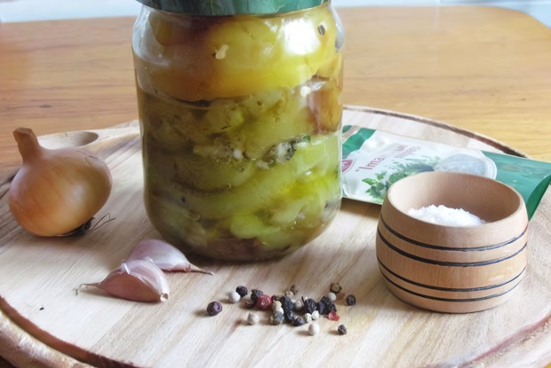 Болгарский перец в масле на зиму с чесноком