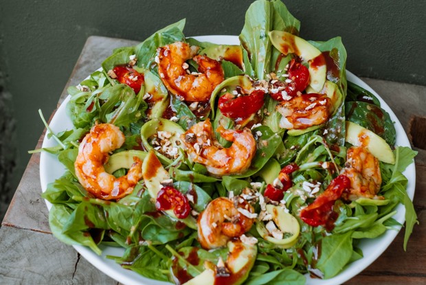 Большой зеленый салат с креветками, авокадо и шиитаке