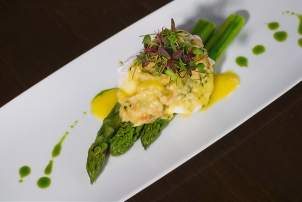 Болтунья с картофелем и горохом или спаржей