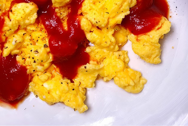 Болтунья с помидорами