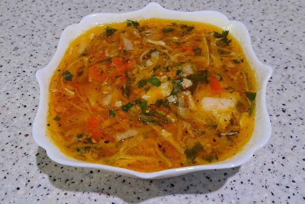 Борщ из свиной лопатки с красным сладким перцем и петрушкой