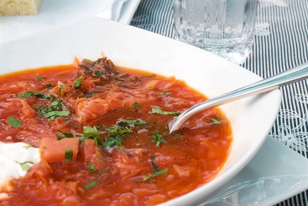 Борщ с говяжьей грудинкой и свиными ребрами