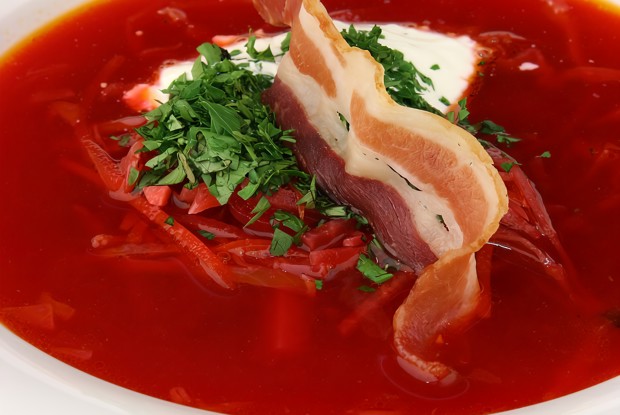 Борщ с мясными копченостями, сметаной и чипсами из бекона