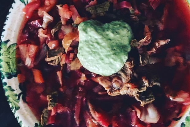 Борщ с зеленой сметаной