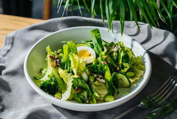 Боул с киноа и яйцом