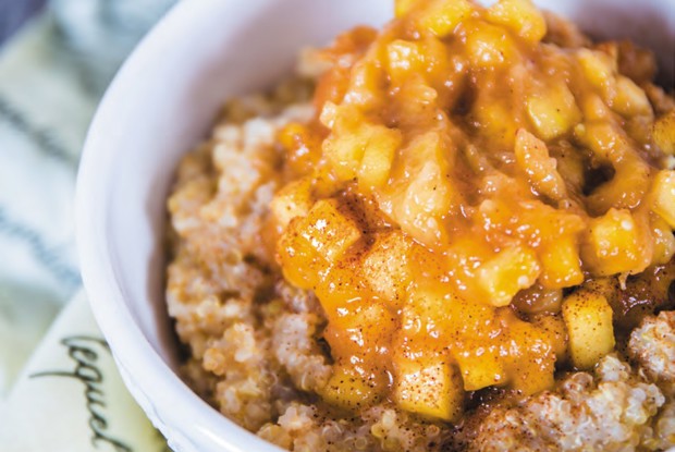 Боул с яблоком, бананом и киноа