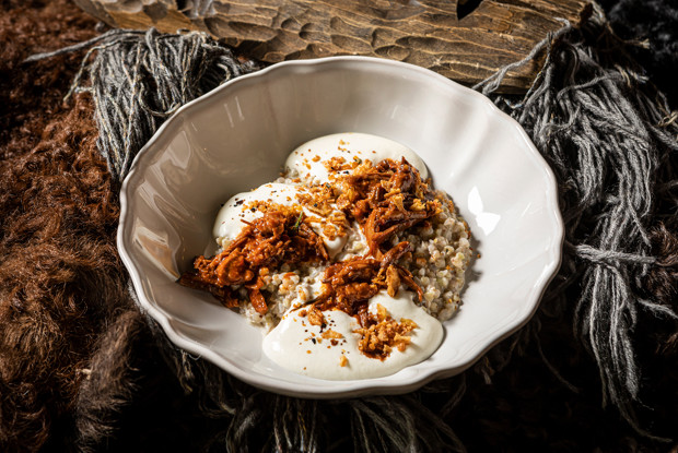 Боул с зелёной гречкой и рваной говядиной