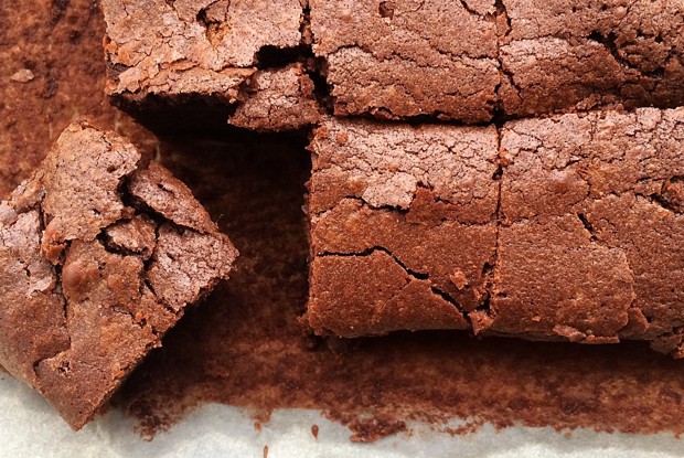 Брауни c темным пивом и сливочно-ликерной глазурью