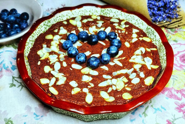 Брауни с амаретто и лепестками миндаля