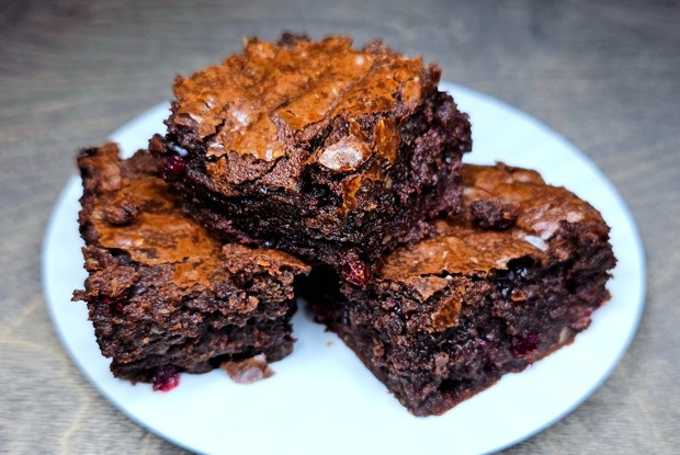 Брауни с брусникой и миндалем