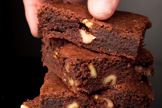 Брауни с фундуком и имбирным маслом