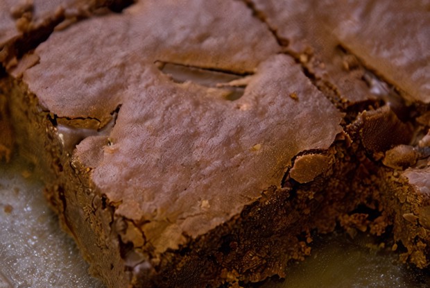 Брауни с миндалем и черносливом