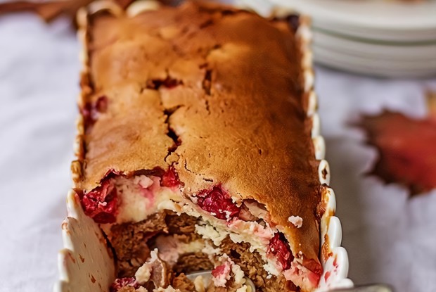 Брауни с молочным шоколадом, творожным сыром и вишней