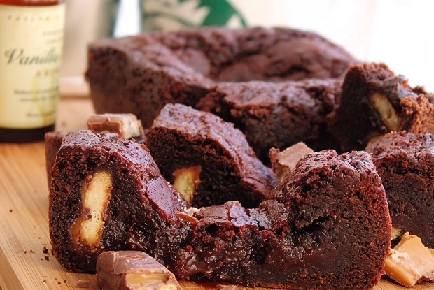 Брауни с печеньем и соленой карамелью