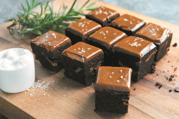 Брауни с розмарином и карамелью
