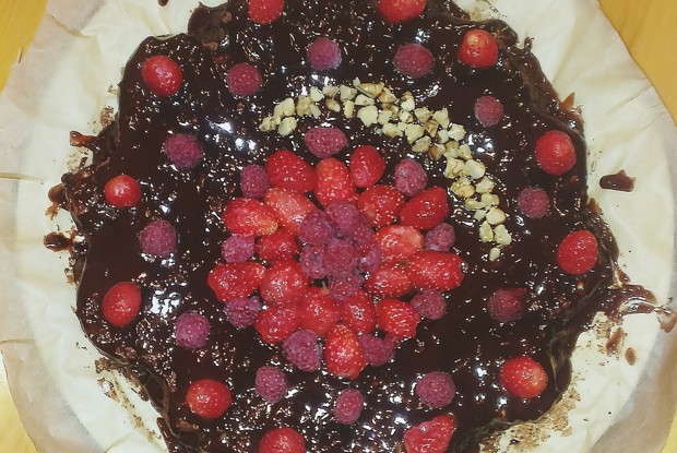Брауни с земляникой и малиной