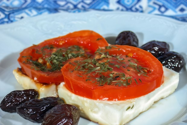 Брынза, запеченная с помидорами (Саганаки)