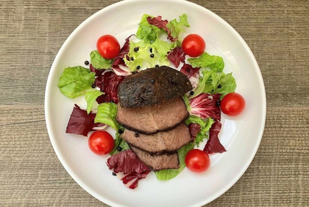 Брискет из говядины с перцем, паприкой и горчицей в духовке