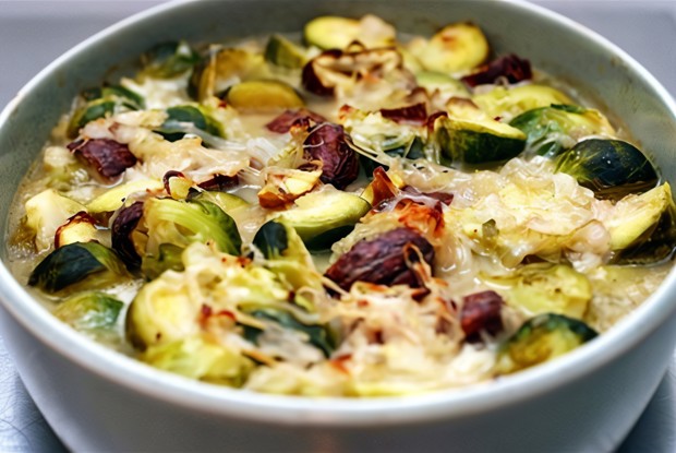 Брюссельская капуста и каштаны в соусе из коричневого масла