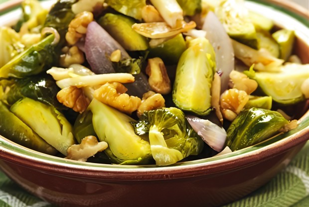 Брюссельская капуста с грецкими орехами и мускатом