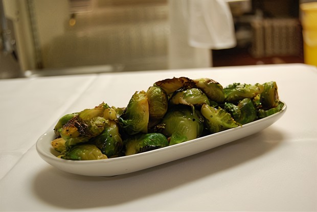 Брюссельская капуста с соусом из черных бобов