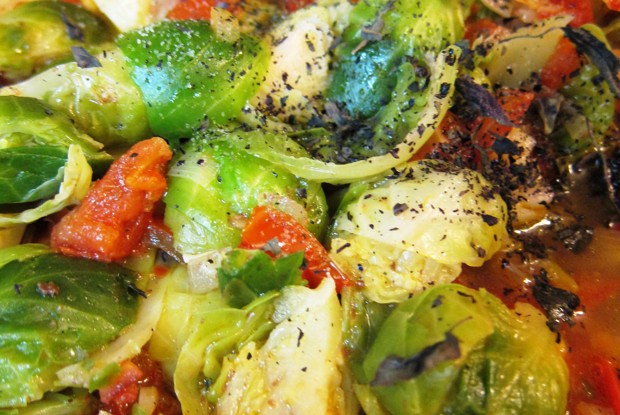 Брюссельская капуста с томатами