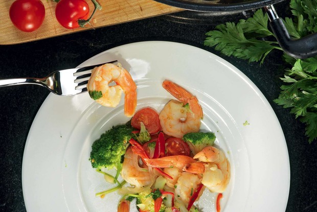 Брокколи с креветками и острым перцем