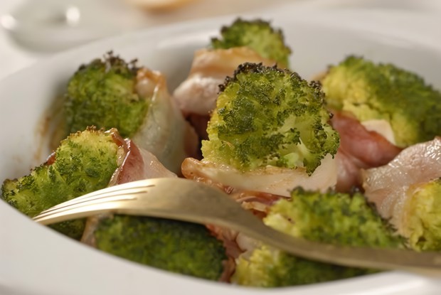 Брокколи в беконе